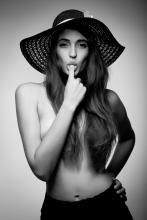 Polonahá dívka v klobouku/ Patrik Pavlačík/ Fotoklub Příbor